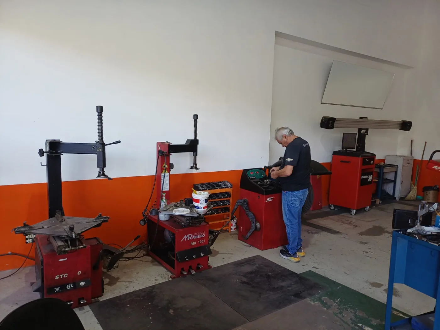 Profissional da Mix Pneus operando a balanceadora